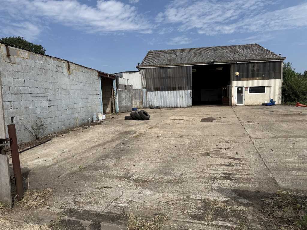 Lot: 68 - MIXED USE SITE WITH PLANNING COMPRISING TEN ACRES ADJACENT GATWICK AIRPORT - Main storage barn and yard